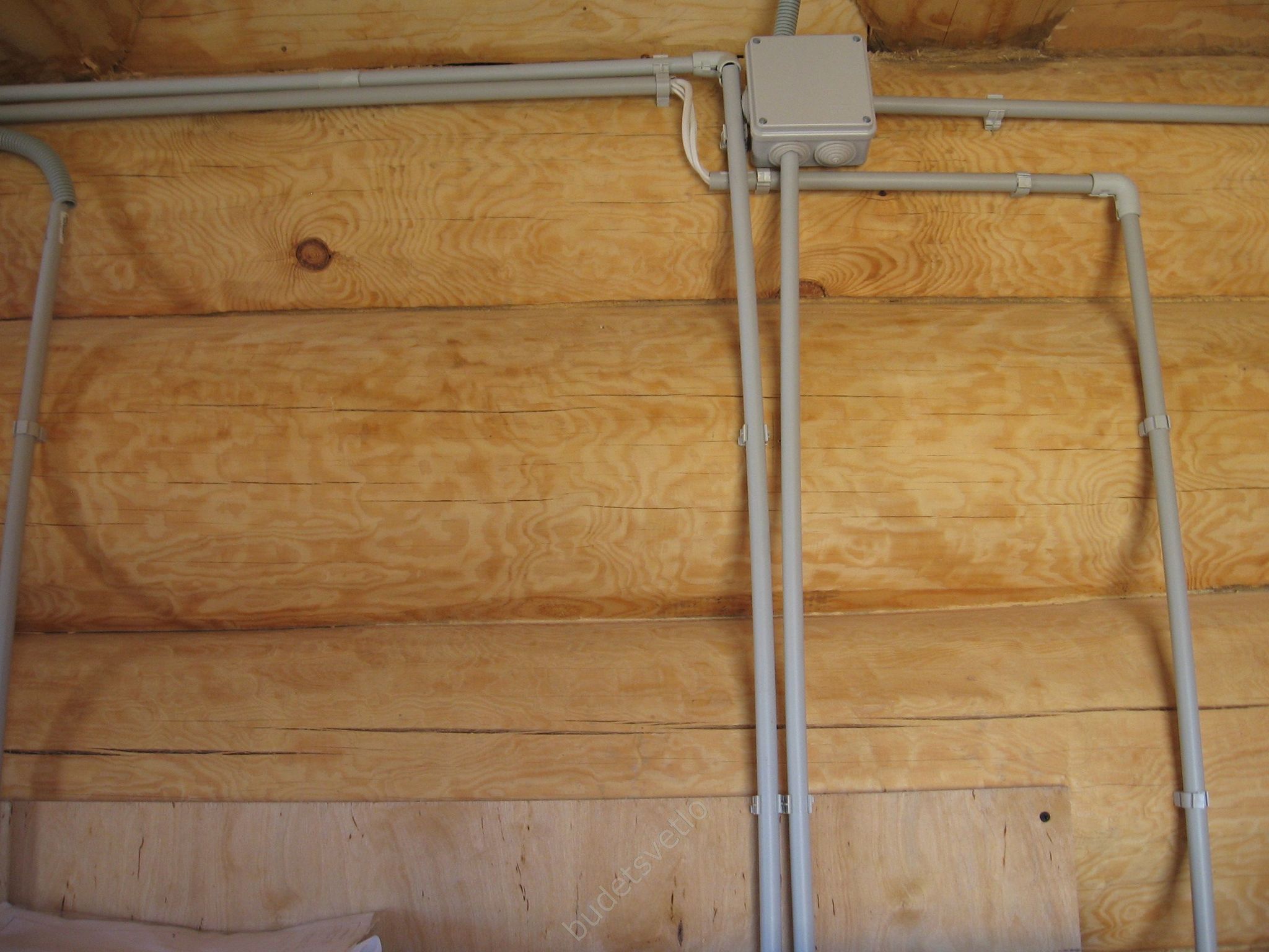 Трубы для электропроводки в деревянном доме